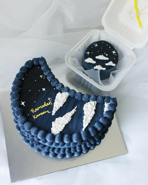 Moon And Stars Cake, Moon Cakes, Pastel Cakes, Simple Cake Designs, Mini Cakes Birthday, Cake Decorating Frosting, Pretty Dessert, Cute Baking, Simple Birthday Cake