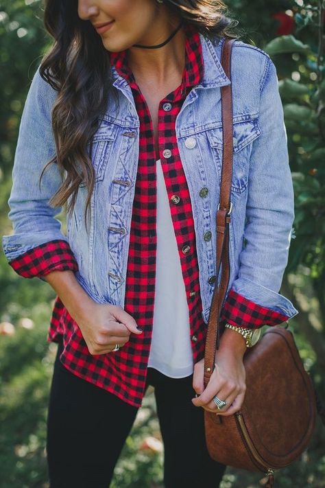 How to style your denim jacket |Denim jacket outfit ideas – Orentecare’s blog Orchard Outfit, Spring Outfit Women, Sorel Wedge, Plaid Outfit, Plaid Shirt Outfits, Patch Outfit, Fall Fashion Coats, Southern Fashion, Denim Jacket Winter