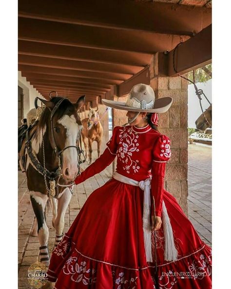 💕Escaramuza Escuela Perla de Occidente @escaramuzaperladeoccidente , del Estado de Jalisco. 📷@encuentrocharro #charrasescaramuzas… Mexican Dresses Traditional, Mexican Clothing Style, Escaramuza Dresses, Charro Outfit, Folklorico Dresses, Mexican Style Dresses, Vestido Charro, Mexican Quinceanera, Mexican Quinceanera Dresses