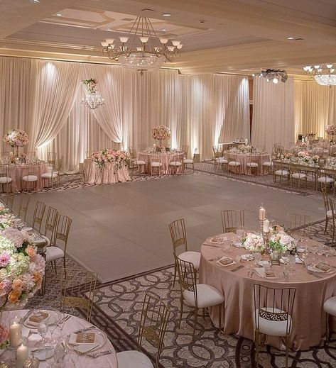 Wedding Table Layouts, Quince Themes, Rose Gold Wedding Decor, Plan Checklist, Pink Quince, Marriage Ideas, Quinceanera Planning, Quince Decorations, Rustic Wedding Decorations