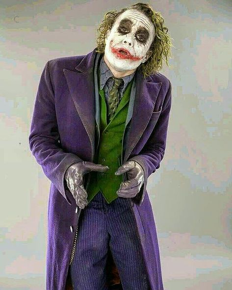 Joker Dark, Halloween Joker, Joker Dark Knight, White Face Paint, Joker Halloween, Der Joker, Joker Makeup, Joker Heath, Joker Costume