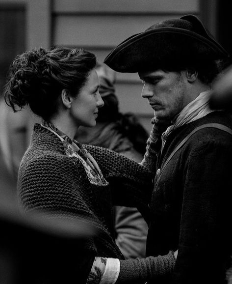 Jamie Fraser Aesthetic, Jamie And Claire Wallpaper, Outlander Aesthetic, Jamie Fraser Claire Fraser, Emotionally Unavailable Women, Claire Fraser 1940s, Scottish Aesthetic, Outlander Jamie And Claire, Claire And Jamie