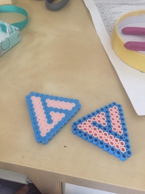 Kpop Perler Beads, Ironing Beads Ideas, Ironing Beads, Melty Bead Designs, Hamma Beads Ideas, Easy Perler Beads Ideas, Fuse Bead Patterns, Hama Beads Design, Diy Perler Bead Crafts