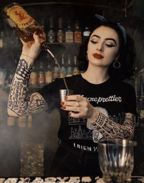 Bartenders Photography, Bartender Tips, Server Ideas, Female Bartender, Server Problems, 50s Pinup, Whiskey Girl, Restaurant Photography, Pub Food