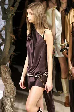 2000s Runway Fashion, Dolce And Gabbana Runway, Icon Fashion, Runway Outfits, Dolce Gabbana Dress, Model Aesthetic, Video Ideas, Hair Black, Clothes Ideas