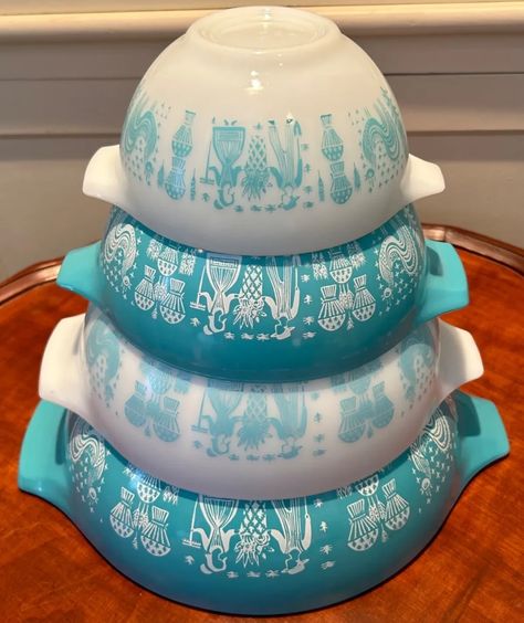 Daisy Pyrex, Pyrex Display, Vintage Pyrex Patterns, Atomic Age Design, Pyrex Set, Pastel Trends, Pyrex Patterns, Vintage Pyrex Bowls, 1950s Kitchen