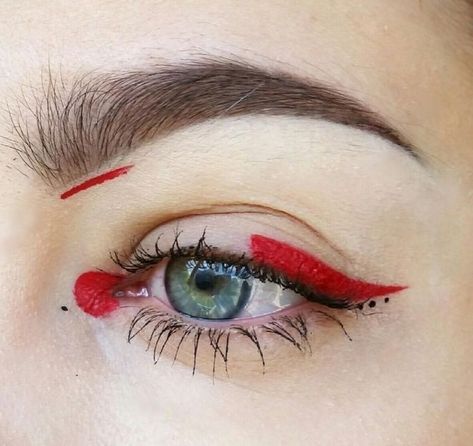 Grafik Eyeliner, Editorial Make-up, Red Eye Makeup, Graphic Makeup, Graphic Eyeliner, Smink Inspiration, Red Makeup, Makijaż Smokey Eye, Graphic Liner