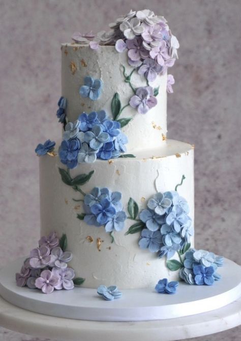 Hydrangea Birthday Decor, Cakes With Hydrangea Flowers, Buttercream Hydrangea Cake, Wedding Cake Piped Flowers, Hydrangea Cake Ideas, Blue Hydrangea Cake, Hydrangea Cakes, Hydrangea Wedding Cake, Wedding Cake Hydrangea