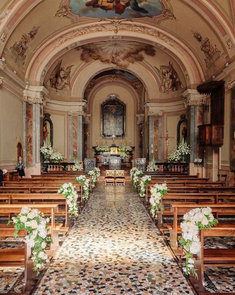 Fabulous details of a classy church arrangement: unique flowers let the romantic vibe just soar!⁣ @villadestelakecomo @ftfoto_wedding @mdmwedding_videography @blunotteventi @endogroup_intl @ellegandolfi & @pedrol_gonzalez ❤️ #rattiflora #romanticwedding #weddingatmospheres #weddingflorist #weddingflowerdecor #weddingseason #weddinginsipiration #weddinginitaly #luxurywedding #weddingdetails #weddingphotography #weddingday #villadeste #villadestewedding Italian Chapel Wedding, Cathedral Wedding Decorations, Italy Church Wedding, Catholic Wedding Decor, Catholic Wedding Decorations, Wedding Church Decorations Catholic, Church Wedding Decorations Elegant, Catholic Church Wedding Decorations, Wedding Venue Decorations Indoor