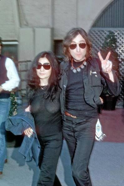 Yoko Ono-Lennon and John Lennon Peace :) Jhon Lennon, Stuart Sutcliffe, Beatles Rare, John Lennon Yoko Ono, John Lennon And Yoko, Imagine John Lennon, Beatles Photos, John Lennon Beatles, Beatles Pictures