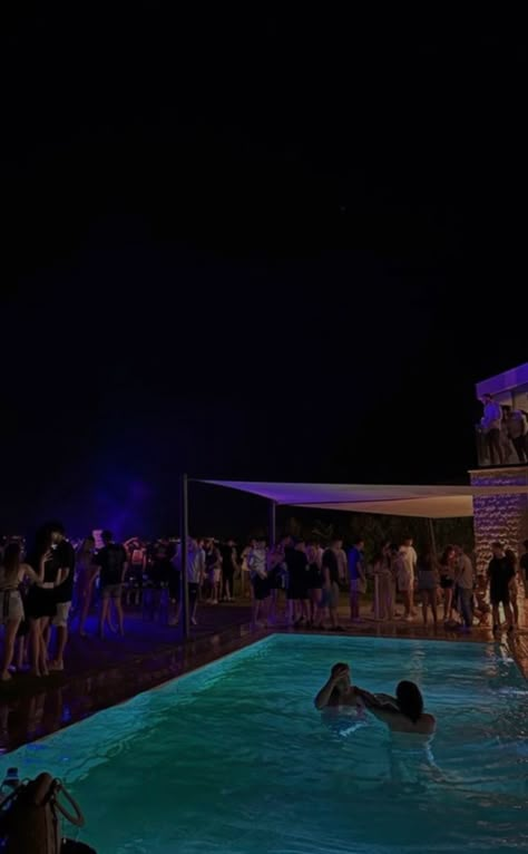 Big House Party Aesthetic, 2000s Pool Party, Pool House Party, La Pool Party, House Pool Party, Rooftop Pool Party, Hotel Pool Party, Pool Party Aesthetic, Adult Pool Party