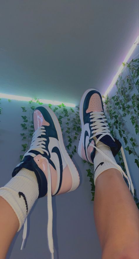 Atmosphere Jordan 1 Outfit, Jordan 1 Aesthetic Outfit, Atmosphere Jordan 1, Jordan Atmosphere, Jordan 1 Fits, Jordan 1 Atmosphere, Jordans Aesthetic, Styling Jordans, Jordan 1 Outfit