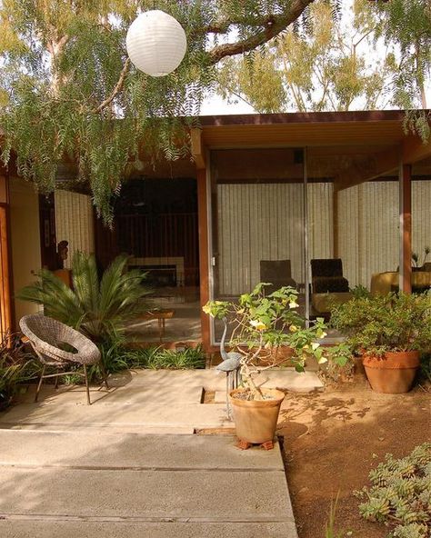 mid-century mod architecture on Instagram: "The courtyard of the Delawie Residence II designed by Homer Delawie in 1963. Lived in as his family residence for a decade. • 📸: Found on Flicker by Iris • • • • #HomerDelawie #DelawieResidence #mcm #midcentury #midcenturymodern #midcenturymodernstyle #midcenturymodernarchitecture #mcmhome #midcenturymodernhome #midcenturyhome #midcenturymodarchitecture #architecture #designinspo #modern" Mid Century Front Porch, Mid Century Courtyard, Modern Midcentury Home, Mid Century Backyard, Cheap Garden Decor, Garden Curb Appeal, Modern House Architecture, Interior Hallway, Cheap Living Room Decor