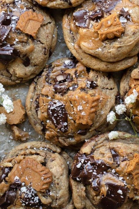 Biscoff Chocolate Chip Cookies Biscoff Nyc Cookies, La Mercerie Chocolate Chip Cookie, Levain Christmas Cookies, Better Than Anything Cookies, Cookie Flavor Combinations, Cafe Food Recipes Ideas, Cookie Shop Ideas, Moose Tracks Cookies, Biscoff Cookie Butter Desserts