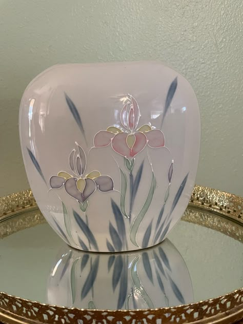 "Classic Otagiri hand painted vase, likely from the 1970s-80s. This piece would be beautiful to display your fresh or dried florals!  Dimensions: 7.5\" tall 8\" wide" Pottery Ideas Vase, Beautiful Vase Ceramic, Pretty Vase, Aesthetic Vase, Flower Vase Ceramic, Vase Aesthetic, Cute Vases, Vintage Vase, Awsthetic Vase