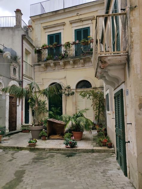 Italian House Colors, Italian Houses Aesthetic, Italian Bloxburg House, Italian Townhouse, Italian Apartment Exterior, Italy Apartment Aesthetic, Sicily Italy House, Rustic Italian Home Exterior, Small Italian House