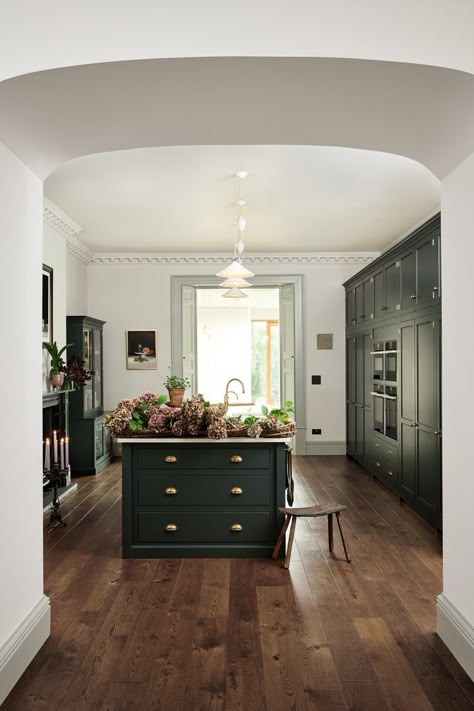 Classic English Kitchen, Devol Kitchens, Victorian Kitchen, English Kitchens, Classic Kitchen, Green Cabinets, Kitchen Farmhouse, Bespoke Kitchens, Green Kitchen