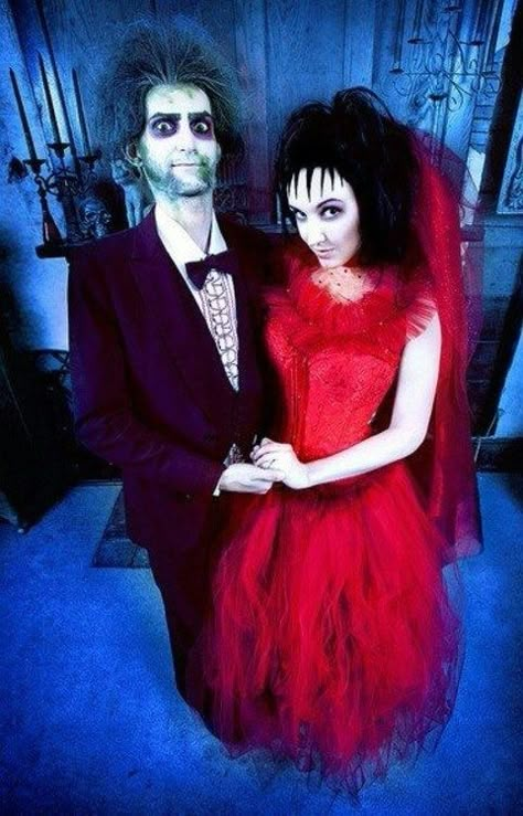 Beetlejuice and Lydia | 30 Amazing '80s Makeup Zombie, Creepy Halloween Costumes, Link Halloween, Halloween Parejas, Dulces Halloween, Scary Halloween Costume, Hallowen Costume, Masks Diy, Halloween Recipe