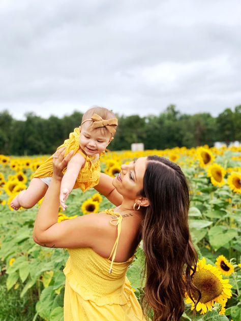 Sunflower Mini Session, Sunflower Field Photography, Sunflower Field Pictures, Lavender Fields Photography, Fall Baby Pictures, Mother Daughter Photoshoot, Animal Photoshoot, Mommy And Me Photo Shoot, Sunflower Photography