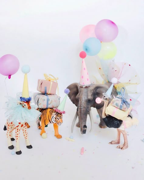 Diy Party Animals, Plastic Animal Crafts, Animal Theme Birthday, Animal Birthday Cakes, Wild Birthday Party, Animal Party Theme, Instagram Mom, Animal Birthday Party, Go To The Beach