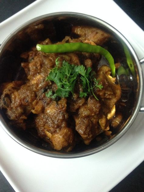 Bhuna Chicken Recipe is a roasted gravy chicken curry and that is called as bhuna or roasted which is sauteed well in chopped onions and cooked till done... Bhuna Chicken Recipe, Lao Recipes, Chicken Bhuna, Veg Platter, Gravy Chicken, Chettinad Chicken, Khana Khazana, African Dishes, Chicken Fry