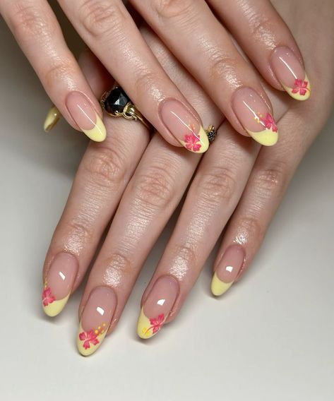 Yellow Tropical Nails, Orange Hibiscus Nails, Yellow Acrylic Nails Designs, Hawaii Flower Nails, Nail Inspo Yellow, Hawaiian Flower Nails Acrylic, Yellow Flower Nails, Hawaiian Nail Art, Summer Nails Yellow