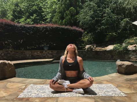 Pilates In The Pool, Poolside Workout, Lounging By Pool Aesthetic, Summer Pool Day Aesthetic, Yoga Poolside, Poolside Yoga, Poolside Vibes, Gym Photo, Yoga Shoot