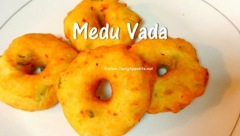 medu vada Vada Recipe Video, Medu Vada Recipe, Sambhar Recipe, Medu Vada, Masala Kitchen, Vada Recipe, Leftover Bread, Powder Recipe, Tea Time Snacks