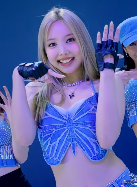 Nayeon Studio Choom, Blonde Nayeon, Twice Nayeon Pop, Nayeon Pop, Studio Choom, Butterfly Makeup, Twice Nayeon, Dance Video, Nayeon Twice