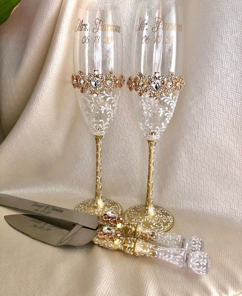 Gold And White Wedding Theme, Gold And White Wedding Decorations, Wedding White And Gold, Kiara Wedding, White And Gold Wedding Themes, Gold Wedding Glasses, Personalized Wedding Glasses, White And Gold Wedding Cake, Gold And White Wedding