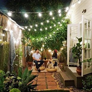 5 Tips On How To Hang Outdoor String Lights Small Garden Landscape Design, Diy Patio Ideas, Romantic Backyard, English Garden Design, Small Garden Landscape, Small Courtyard Gardens, Courtyard Gardens Design, Minimalist Garden, Small Courtyards