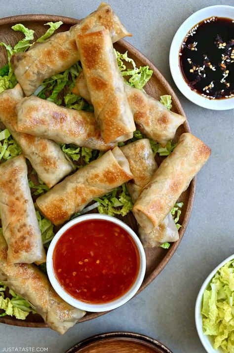 Crispy Baked Chicken Spring Rolls Baked Spring Rolls, Healthy Spring Rolls, Chicken Shredded, Quick Baking, Chicken Spring Rolls, Asian Meals, Fresh Spring Rolls, Garlic And Ginger, Summer Eats