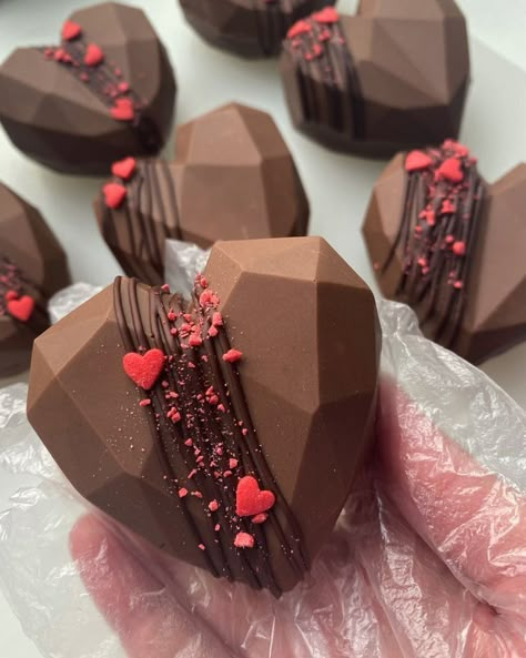 Chocolate Gift Ideas, Chocolate San Valentin, Homemade Chocolate Bars, Chocolate Candy Recipes, Valentines Baking, Chocolate Dishes, Chocolate Ideas, Valentines Day Chocolates, Chocolate Covered Treats