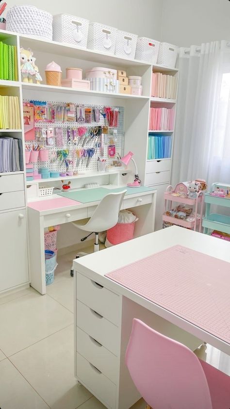 Sewing Desk Storage, Creative Rooms Ideas, Fashion Design Office Studio Work Spaces, Craft Room Bedroom Combo, Aesthetic Sewing Room, Craft Bedroom Ideas, Craftroom Storage Ideas Shelves, Pink Craft Room Ideas, Craft Room Desk Ideas