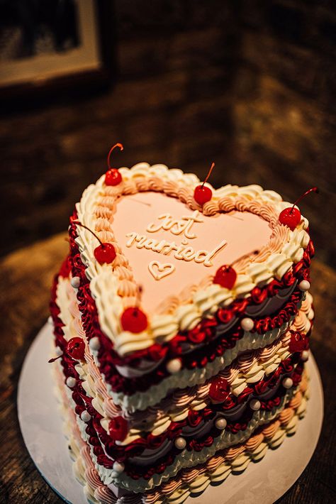 retro heart shaped wedding cake with pink and red icing and cherries Edible Flowers For Cakes, Retro Wedding Cake, Retro Wedding Cakes, Heart Shaped Wedding Cakes, Wedding Cake With Pink, Bolo Vintage, Edible Flowers Cake, Heart Wedding Cakes, Party Theme Ideas