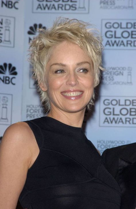 Sharon Stone funky pixie Sharon Stone Short Hair, Sharon Stone Hairstyles, Light Curls, Wedge Hairstyles, Heather Locklear, Bob Pixie, Hot Haircuts, Bouffant Hair, Asymmetrical Hairstyles