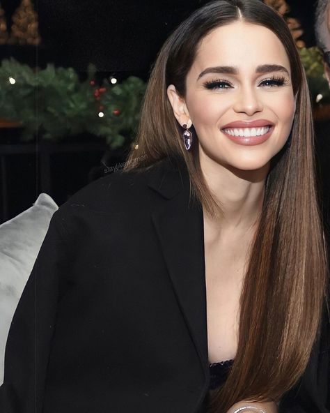 Emilia Clarke Brown Hair, Red Hair For Soft Summer, Emilia Clarke Makeup, Emilia Clarke Last Christmas, Emilia Clarke Hair, Ball Makeup, Female Role Models, Makeup Hacks Tutorials, Red Brown Hair