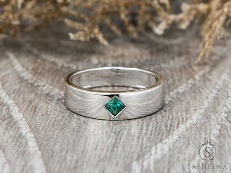 Green Emerald Wedding, Mad Design, Mens Wedding Rings Unique, Emerald Wedding Band, Couple Wedding Rings, Emerald Wedding, Emerald Engagement Ring Cut, Colorless Diamond, Mens Green