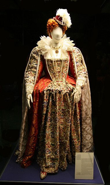 Dress made for the Globe Theatre opening Elizabethan Clothing, Elizabethan Dress, Elizabethan Costume, Elizabethan Fashion, 16th Century Fashion, Tudor Dress, Tudor Fashion, Tudor Costumes, Elizabethan Era