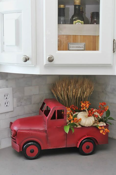 Cozy fall home tour with traditional fall colors and a farmhouse style touch. Beautiful ideas for fall decorating in the kitchen. Cozy Fall Home, Red Truck Decor, Truck Decor, Fall Home Tour, Fall Decor Inspiration, Interior Vintage, Fall Thanksgiving Decor, Fall Deco, Autumn Decorating