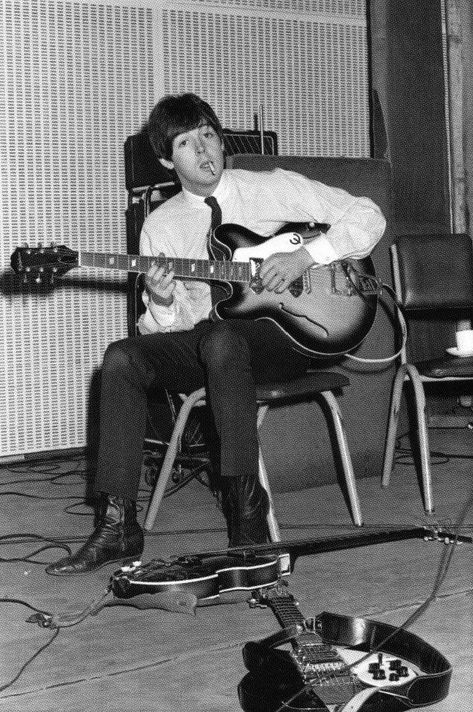 Beatles Widget, Classic Guitar Aesthetic, Paul Mccartney Aesthetic, Instrument Reference, Epiphone Casino, Paul Mccartney Beatles, Travelling Wilburys, 1960s Music, Sir Paul