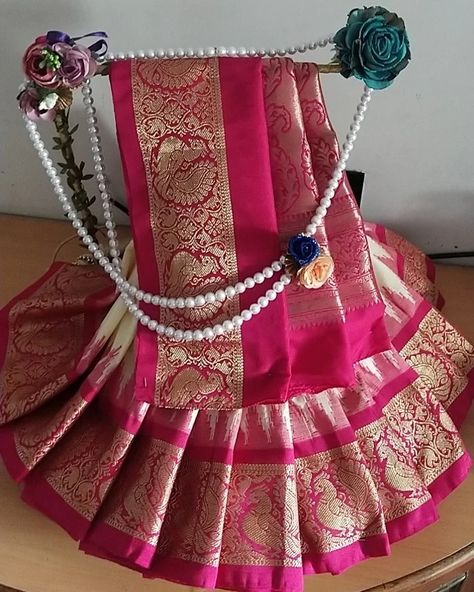 Saree Chab Decoration, Gift Peking Idea, Sadi Decoration Ideas, Sadi Packing Ideas, Saree Tray Decoration Ideas, Saree Packaging Ideas, Chhab Decoration Indian, Gol Dhana Plate Decoration, Matli Decoration For Wedding