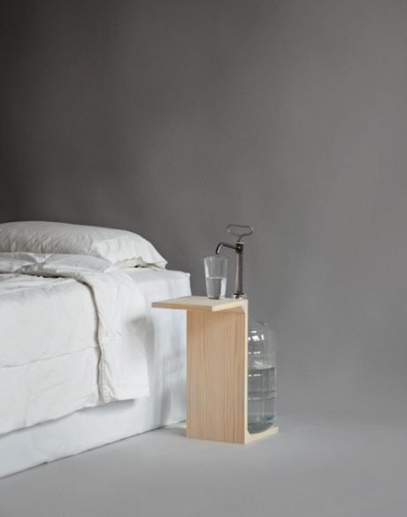 Nightstand / watercooler Faux Foyer, Minimalism Living, Minimalist Bed, Table For Small Space, Night Table, 인테리어 디자인, Floating Nightstand, Small Spaces, Pin Up