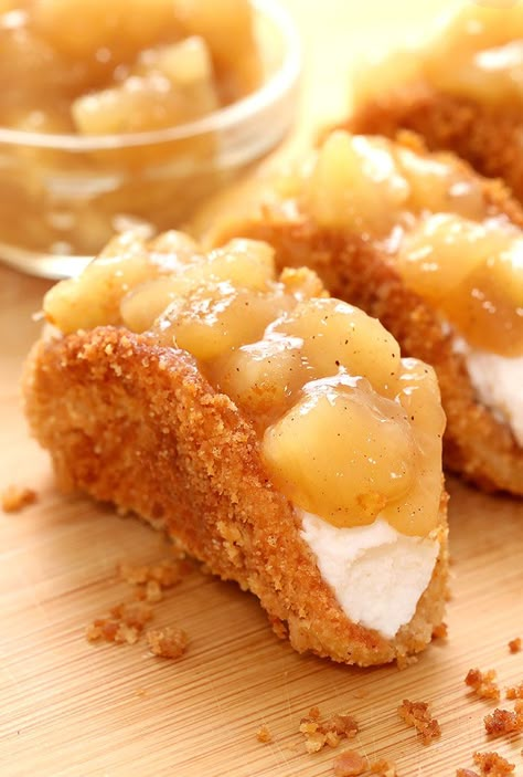 Apple Pie Tacos With Cheesecake Filling, Apple Cheesecake Tacos Recipe, Apple Pie Cheesecake Tacos, Apple Cheesecake Tacos, Apple Tacos, Dessert Tacos, Cheesecake Tacos, Apple Pie Tacos, Pie Topping