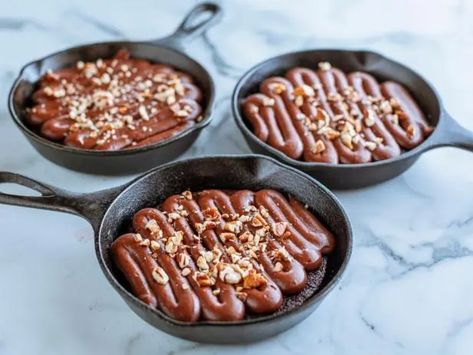 Skillet Chocolate Cake, Pioneer Desserts, Shrimp Brochette, Chocolate Sheet Cake Recipe, Food Network Recipes Pioneer Woman, Chocolate Goodies, Ree Drummond Recipes, Pepper Gravy, Tv Recipes