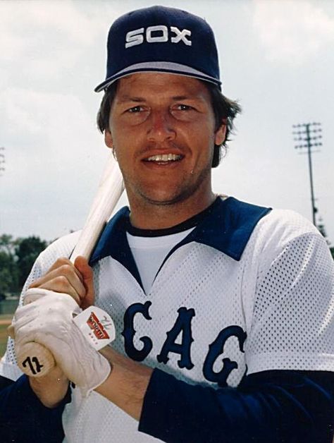 Carlton Fisk - Chicago White Sox Most Red Sox fans forget the Fisk played 2 more seasons and 400+ more games for the White Sox Chicago Sports Teams, Chicago White Sox Baseball, Chicago Baseball, White Sox Baseball, Red Socks Fan, Baseball Uniforms, Chicago Sports, Sports Hero, American Sports