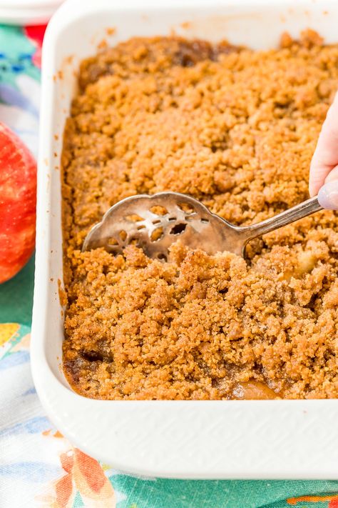 Apple Brown Betty is a classic baked apple recipe that's super easy to make. It's loaded with spices and topped with a sugary crust people can't get enough of! Apple Betty Recipe, Caramel Apple Crisp Recipe, Apple Betty, Gluten Free Caramel Apples, Apple Brown Betty, Baked Apple Dessert, Caramel Apple Crisp, Easy Apple Crisp Recipe, Apple Crumble Recipe