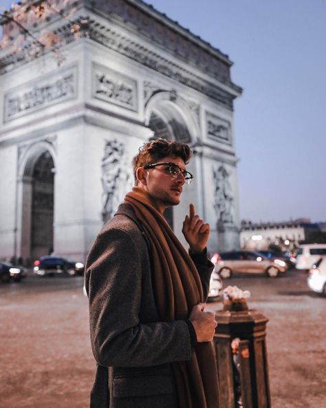 Men In Paris Aesthetic, Paris Poses Photo Ideas Men, Guy In Paris Aesthetic, Couples In Paris Photography, Paris Photo Ideas, The Arc De Triomphe Pictures, Male Portrait Poses, Paris Mens Fashion, Best Poses For Pictures