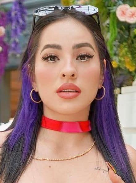 Karla Bustillos Wiki, Biography, Age, Net Worth – Popular YouTuber, TikTok, And Instagram Star #KarlaBustillos Karla Bustillos, Creative Videos, Tiktok Star, Estilo Taylor Swift, Lip Sync, Youtube Stars, Social Media Stars, Married Woman, Creative Video