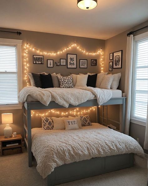 Bedroom Inspo For 2 People, Loft Bed For Couples Master Bedrooms, Bunk Bed Room Ideas Teens, Cozy Loft Beds, Bed Idea For Small Rooms, Cozy Cute Bedroom Ideas, Small Room With Two Beds Ideas, 2 Bed Bedroom Ideas Small Spaces, Dream Room Decor Ideas